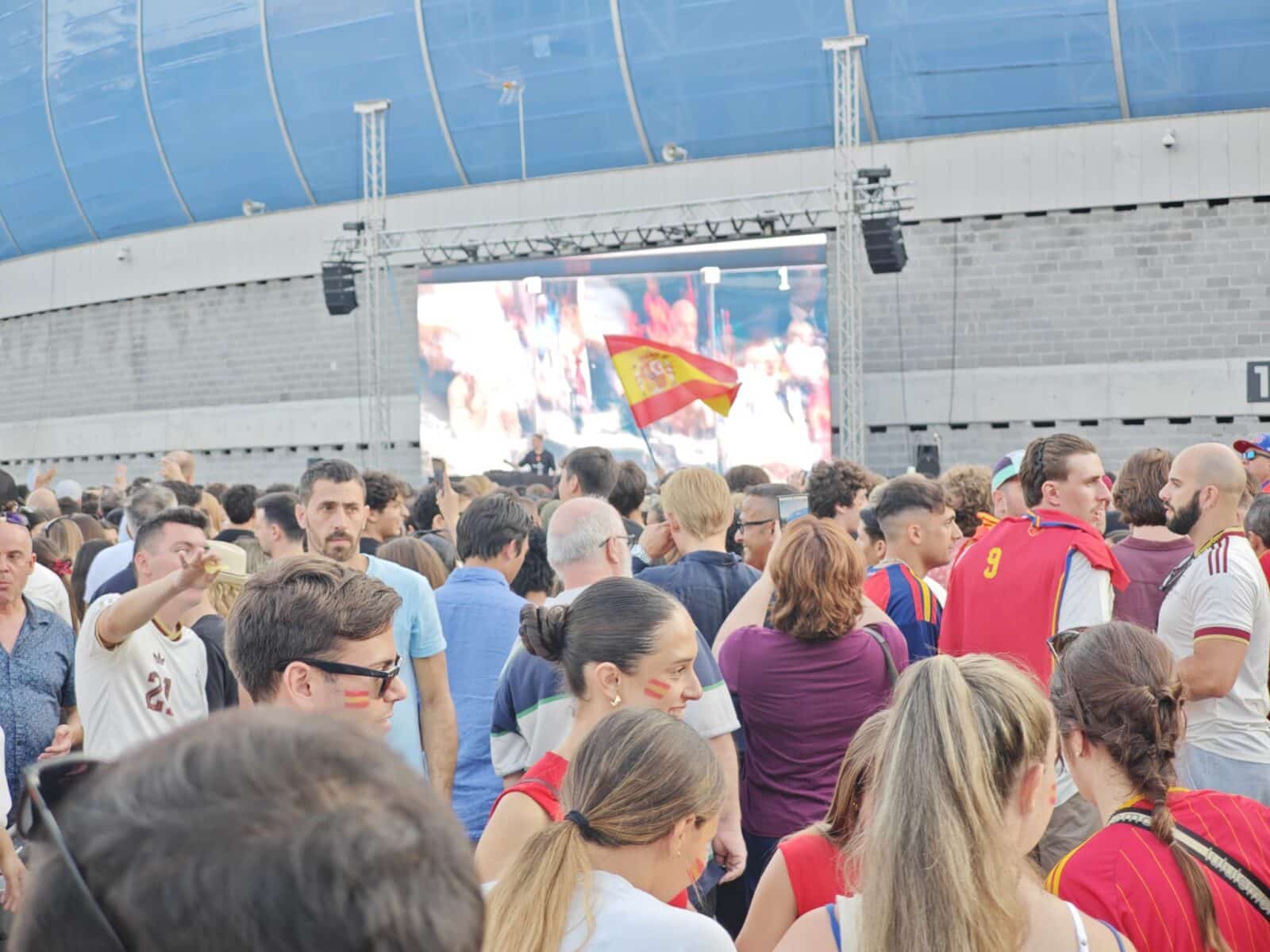 WhatsApp Image 2026-07-19 at 20.47.23 WhatsApp Image 2026 07 19 at 20.47.23 (Fotos) Miles de aficionados en Anoeta disfrutan de la final del Mundial
