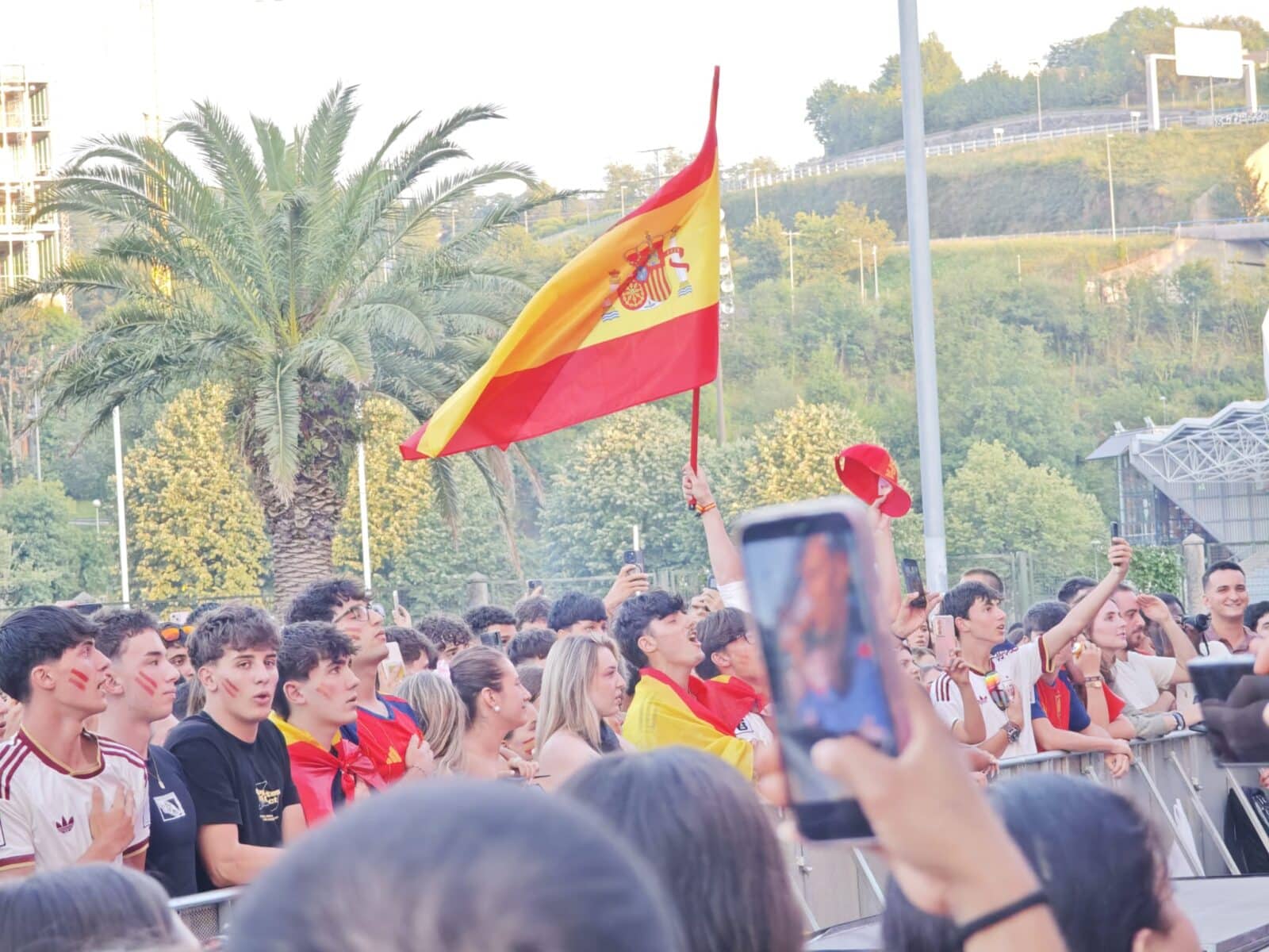 WhatsApp Image 2026-07-19 at 20.59.48 (1) WhatsApp Image 2026 07 19 at 20.59.48 1 (Fotos) Miles de aficionados en Anoeta disfrutan de la final del Mundial