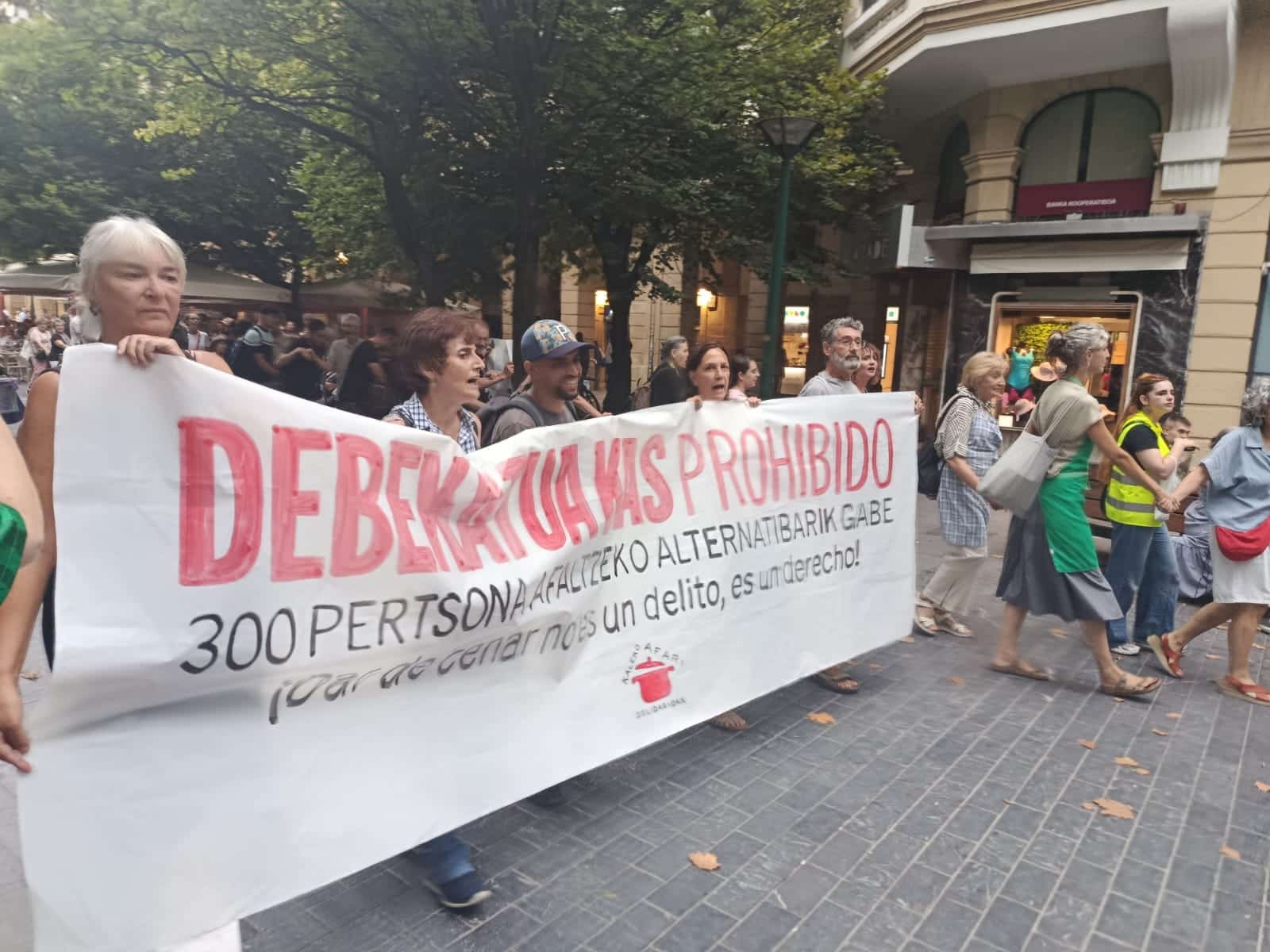 WhatsApp Image 2026 07 29 at 20.23.51 1 Estruendo de cacharros y cientos de personas en Donostia a favor de las cenas solidarias