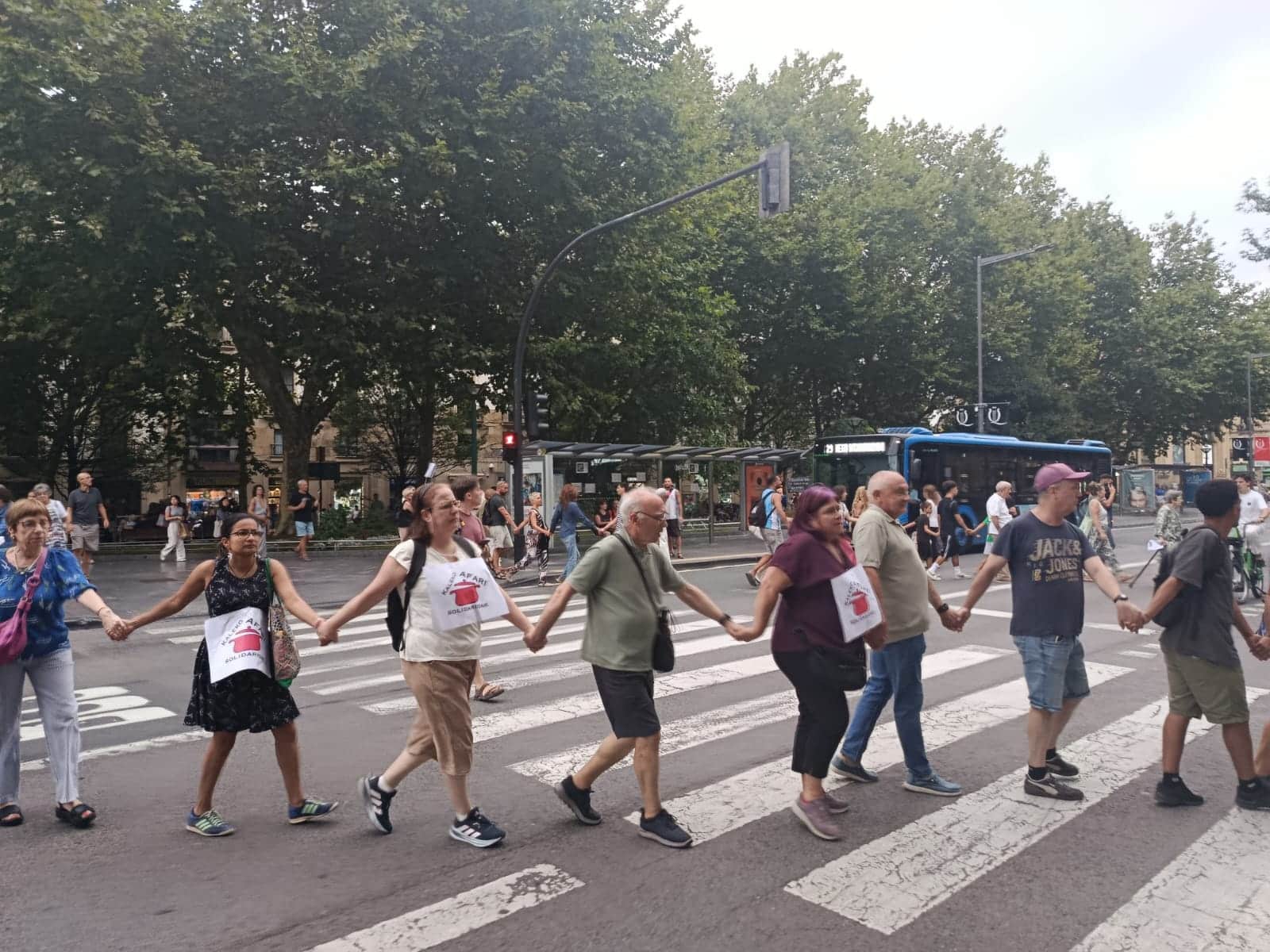 WhatsApp Image 2026 07 29 at 20.23.51 Estruendo de cacharros y cientos de personas en Donostia a favor de las cenas solidarias