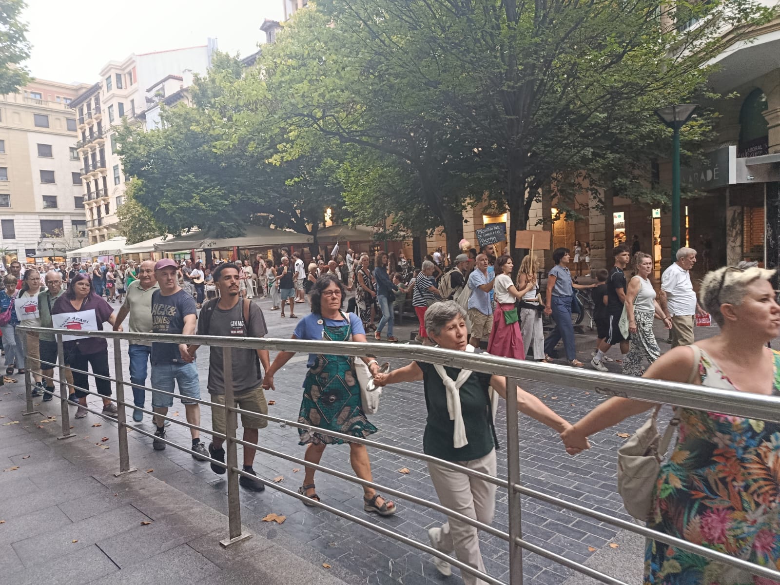 WhatsApp Image 2026 07 29 at 20.23.52 Estruendo de cacharros y cientos de personas en Donostia a favor de las cenas solidarias