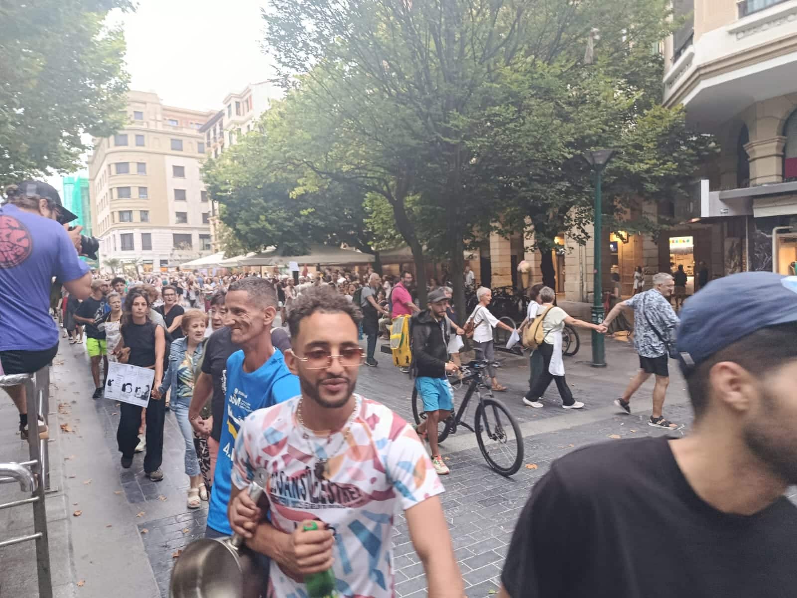 WhatsApp Image 2026 07 29 at 20.23.53 Estruendo de cacharros y cientos de personas en Donostia a favor de las cenas solidarias