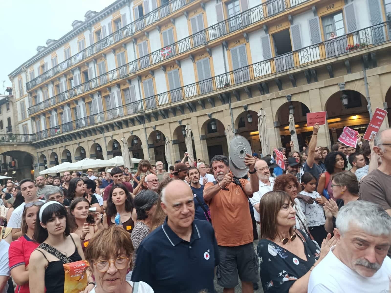 WhatsApp Image 2026 07 29 at 20.23.54 1 Estruendo de cacharros y cientos de personas en Donostia a favor de las cenas solidarias