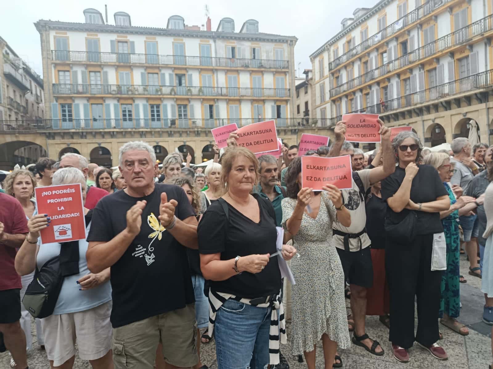 WhatsApp Image 2026 07 29 at 20.23.54 2 Estruendo de cacharros y cientos de personas en Donostia a favor de las cenas solidarias