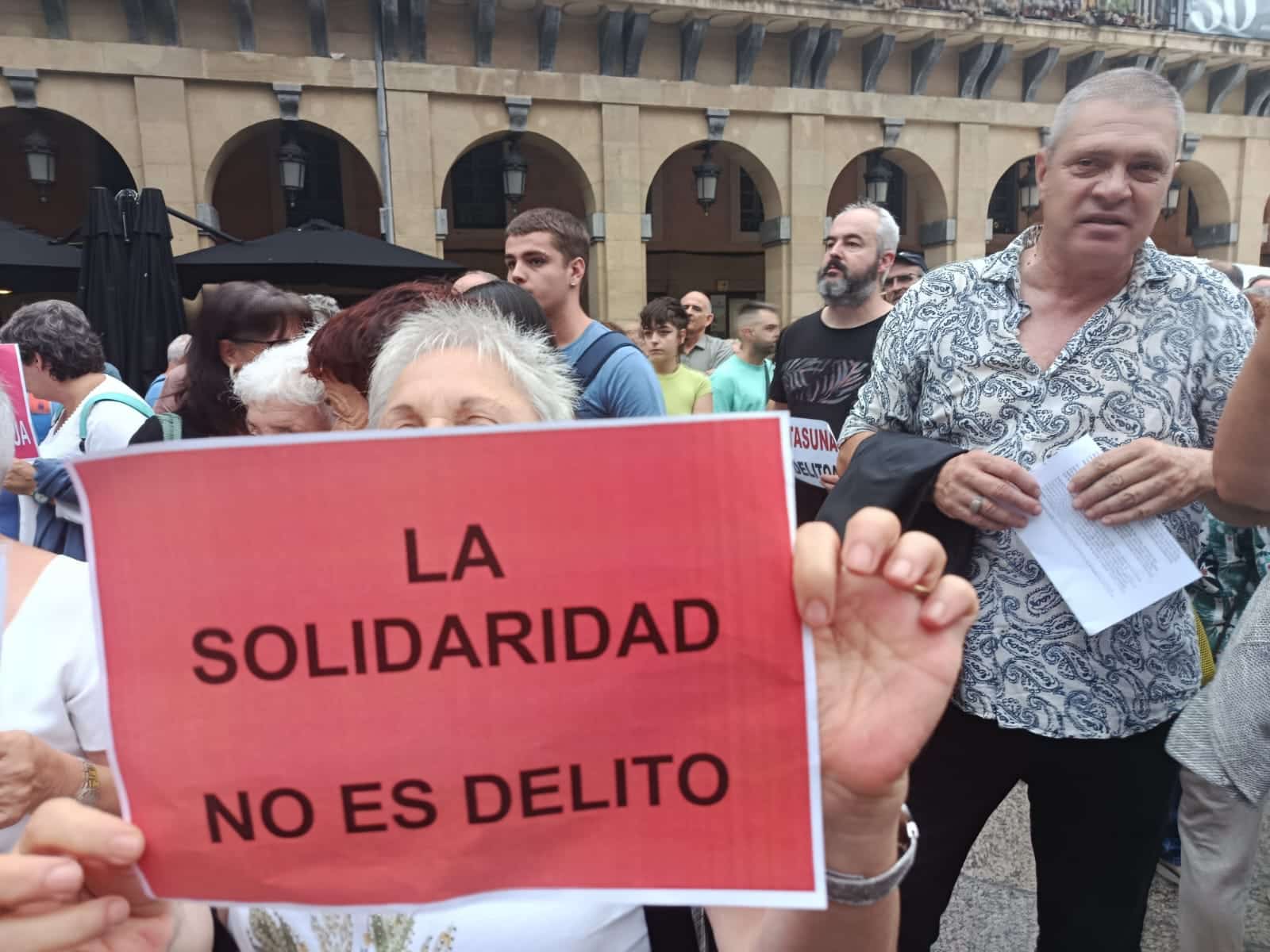 WhatsApp Image 2026 07 29 at 20.23.55 1 Estruendo de cacharros y cientos de personas en Donostia a favor de las cenas solidarias