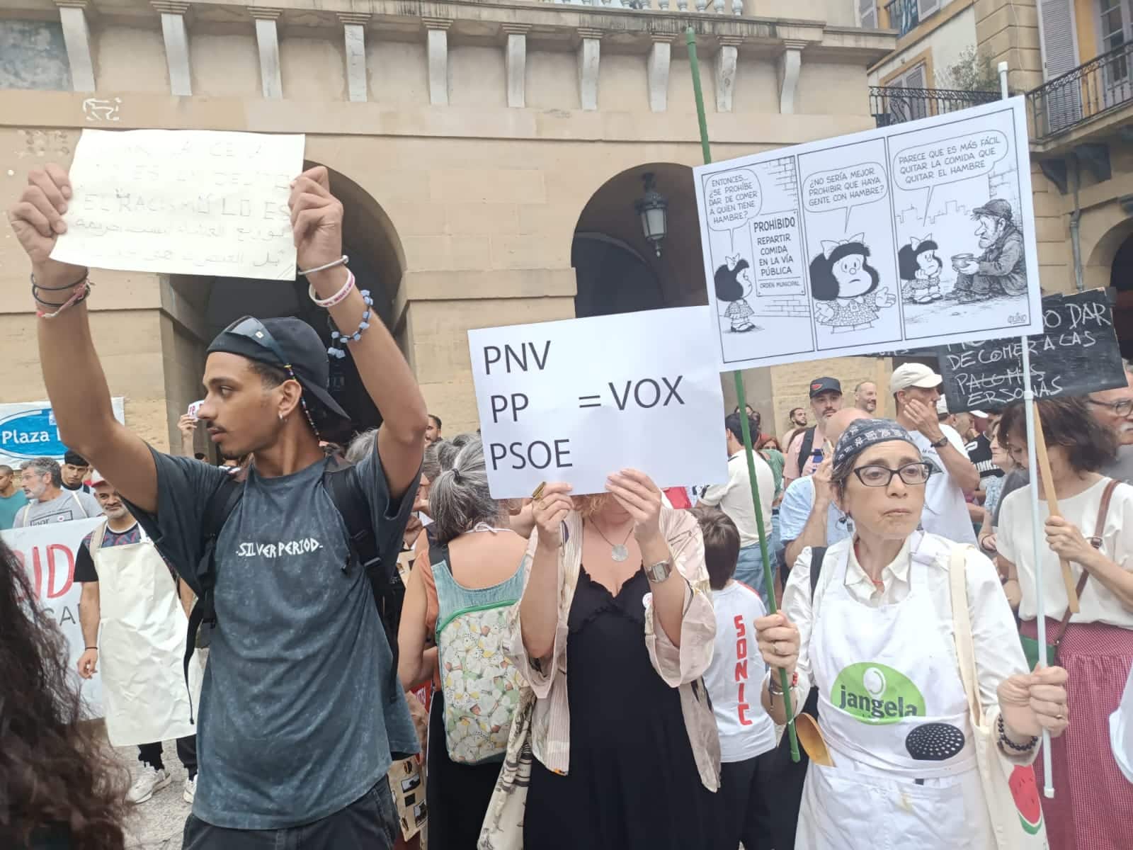WhatsApp Image 2026 07 29 at 20.23.55 2 Estruendo de cacharros y cientos de personas en Donostia a favor de las cenas solidarias