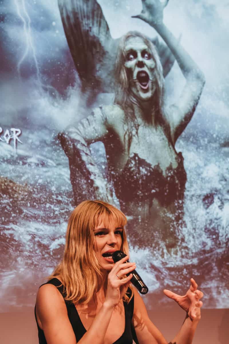 XE3S2233 Samantha Hudson: «Hay algo poderoso en el monstruo»