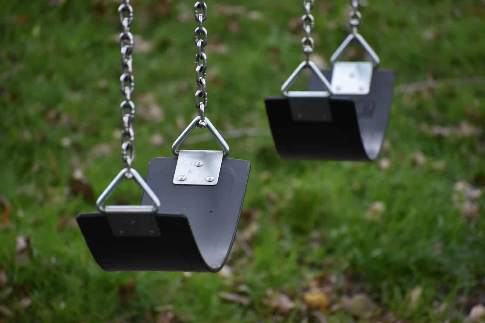 charlottegovaert swings 5806434 El Ayuntamiento destina 405.000 euros a renovar cuatro parques infantiles y mantener farolas y mobiliario urbano