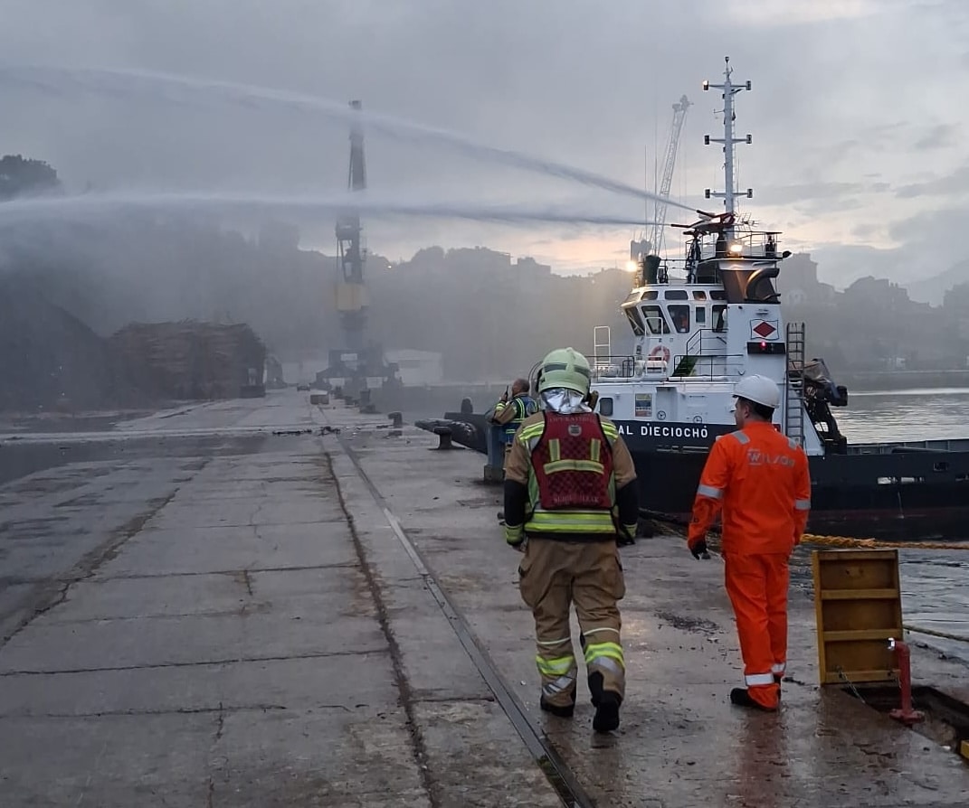 Piden a los vecinos de Lezo que permanezcan en casa por un incendio en el puerto de Pasaia 1 1000013189 Piden a los vecinos de Lezo que permanezcan en casa por un incendio en el puerto de Pasaia