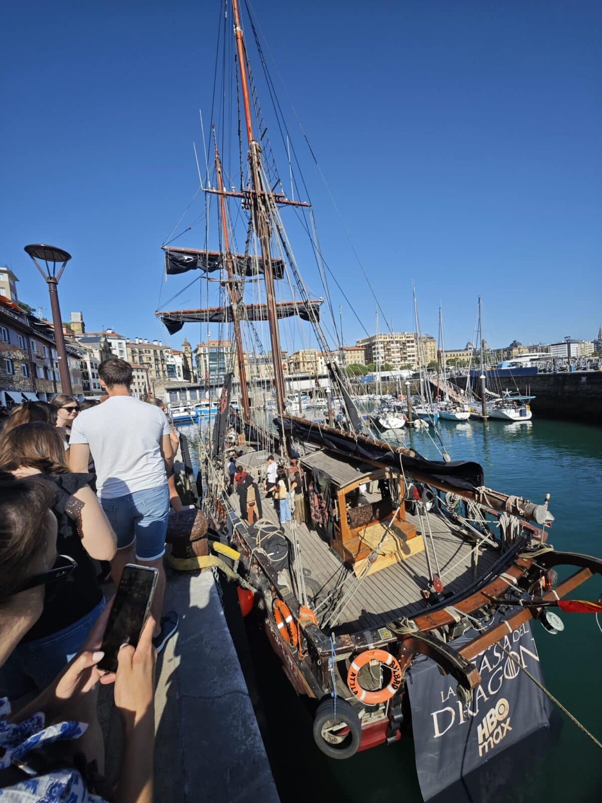 WhatsApp Image 2026 08 07 at 20.40.28 (Fotos) El barco Targaryen encanta en Donostia