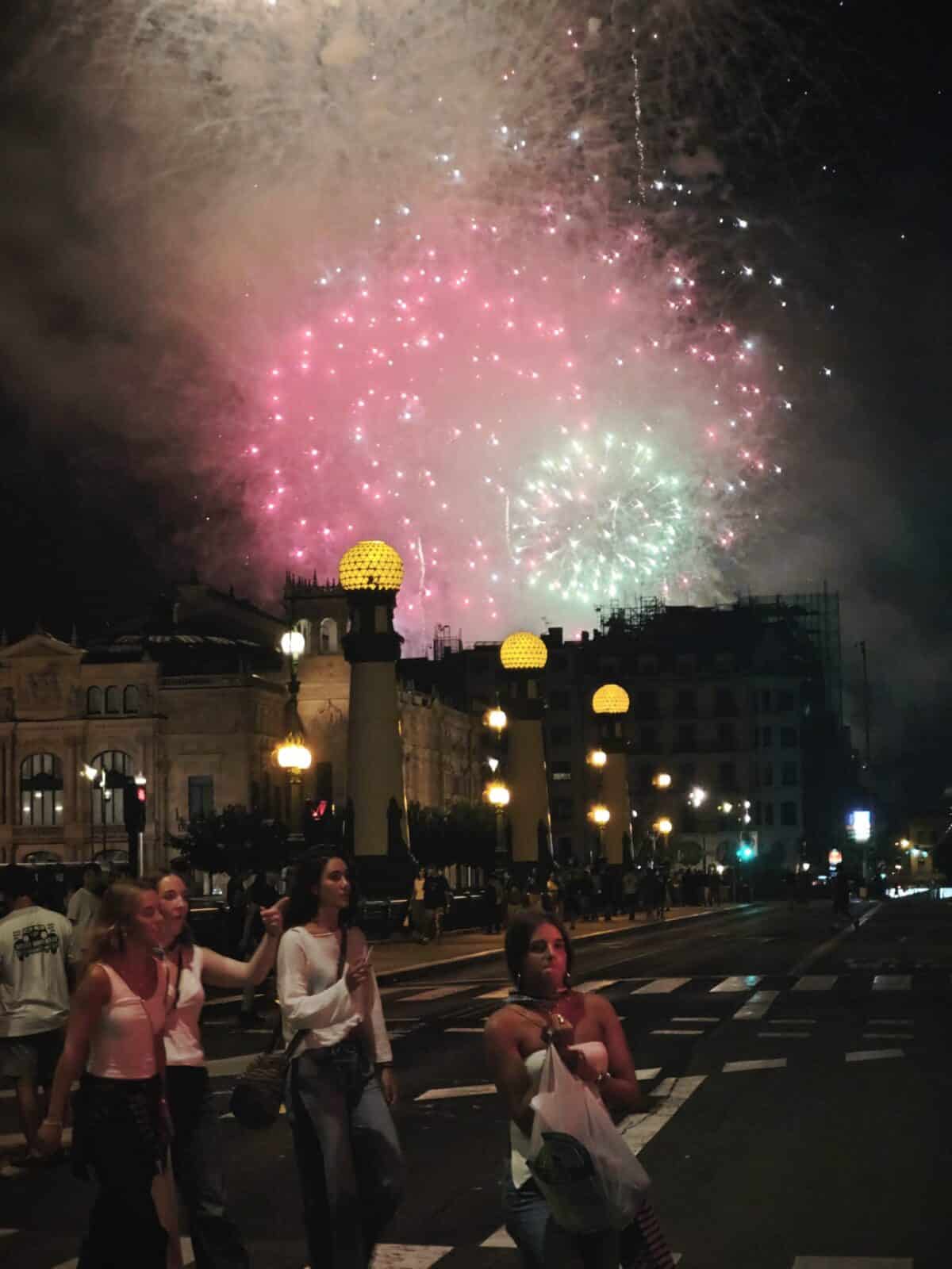 WhatsApp Image 2026-08-10 at 23.06.19 WhatsApp Image 2026 08 10 at 23.06.19 (Fotos) Pirotecnia Tamarit ilumina la tercera noche de fuegos de la Semana Grande