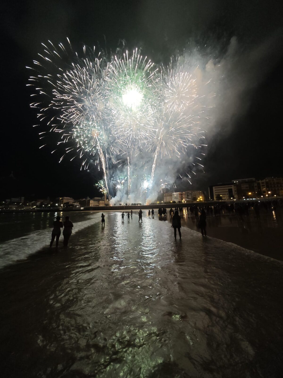 WhatsApp Image 2026 08 16 at 00.16.15 (Fotos) Donostia despide la Aste Nagusia entre música y fuegos artificiales