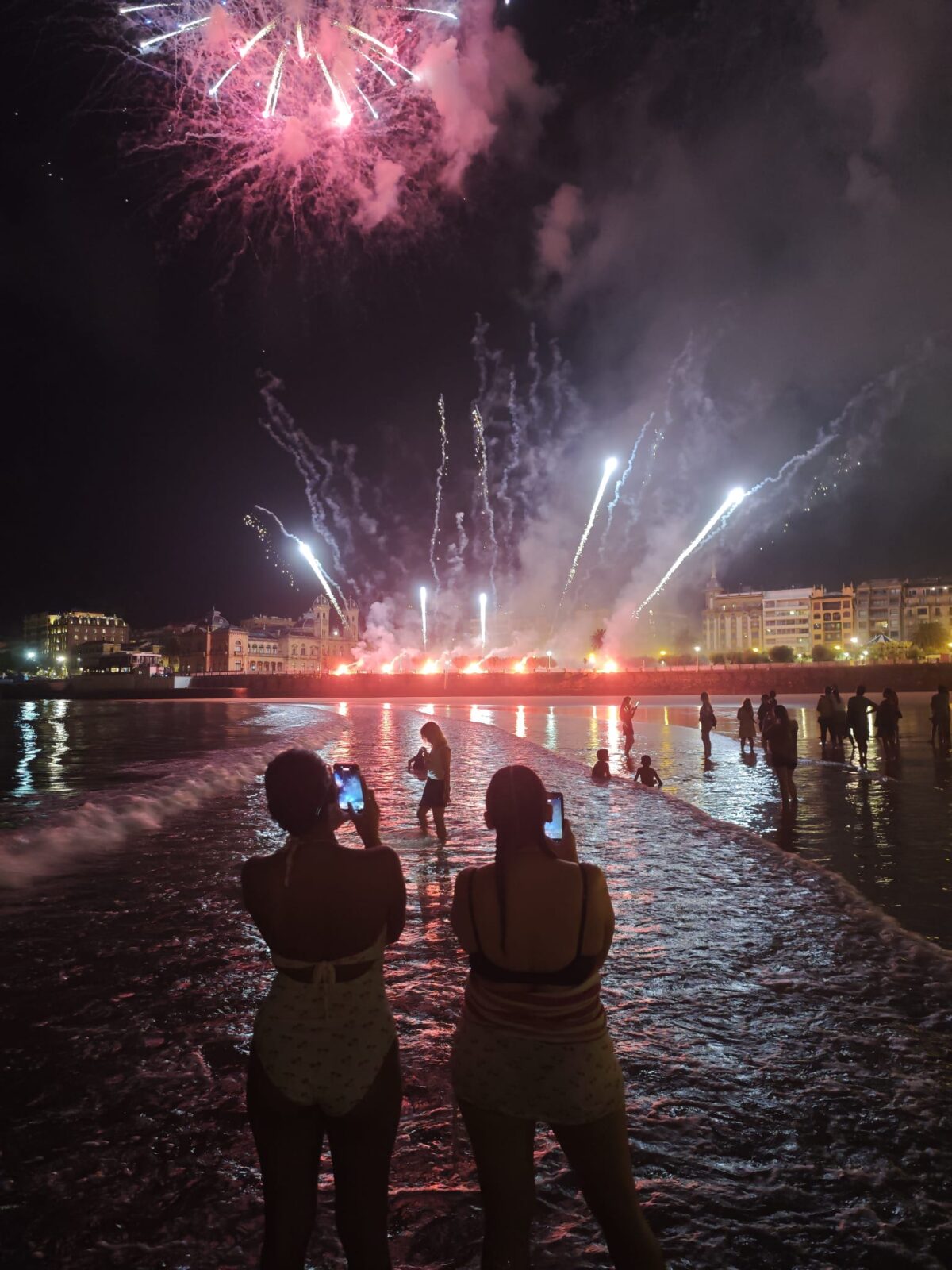 WhatsApp Image 2026 08 16 at 00.16.51 (Fotos) Donostia despide la Aste Nagusia entre música y fuegos artificiales