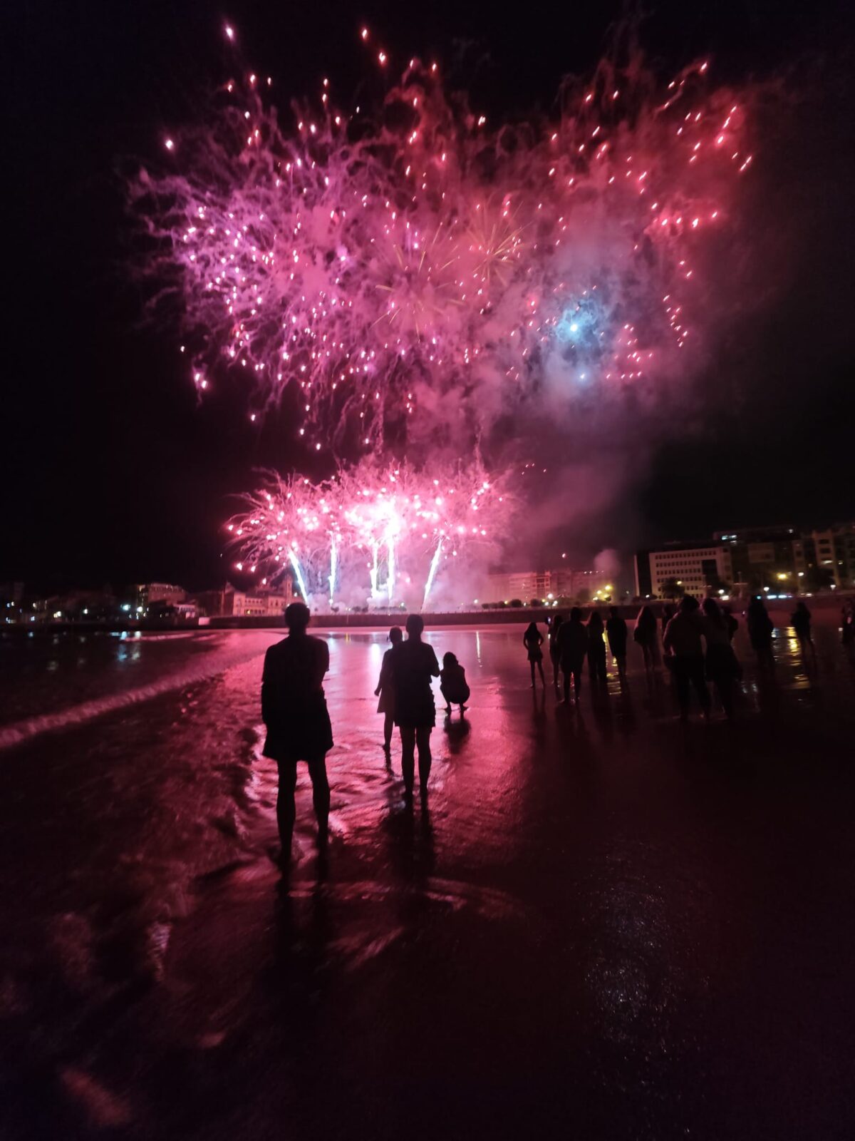 WhatsApp Image 2026 08 16 at 00.17.22 (Fotos) Donostia despide la Aste Nagusia entre música y fuegos artificiales