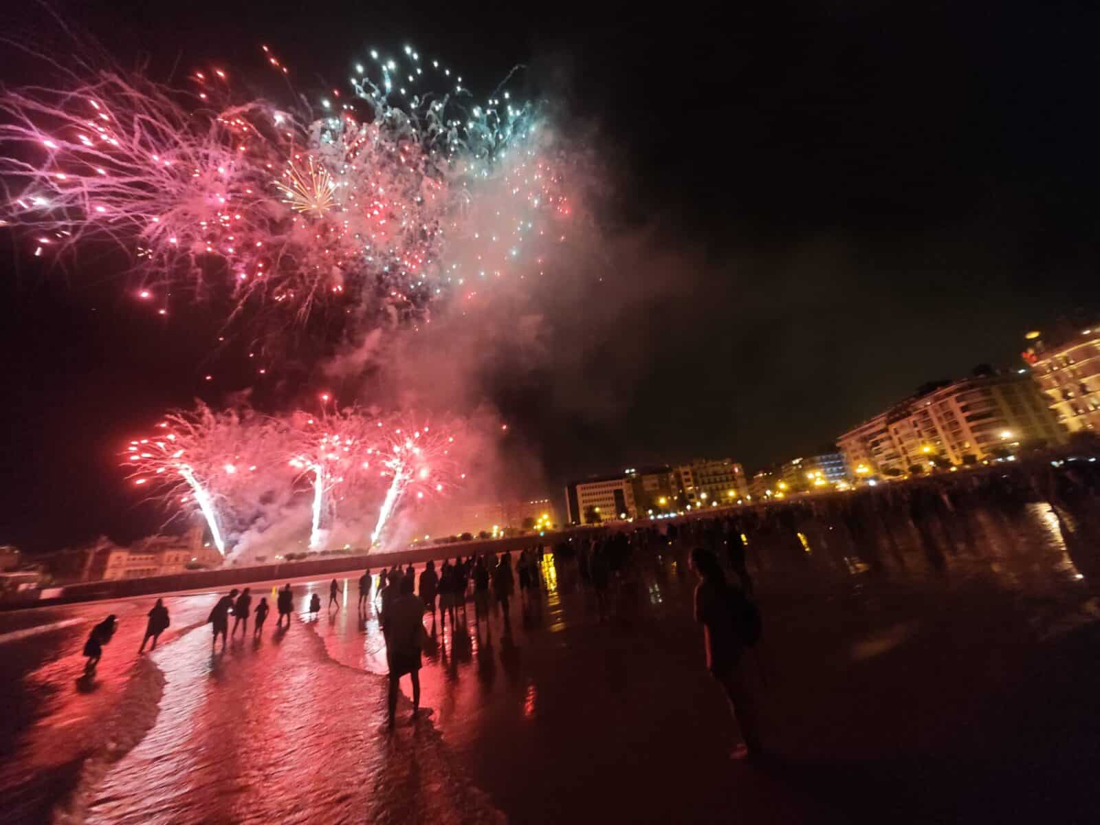 WhatsApp Image 2026 08 16 at 00.17.40 (Fotos) Donostia despide la Aste Nagusia entre música y fuegos artificiales