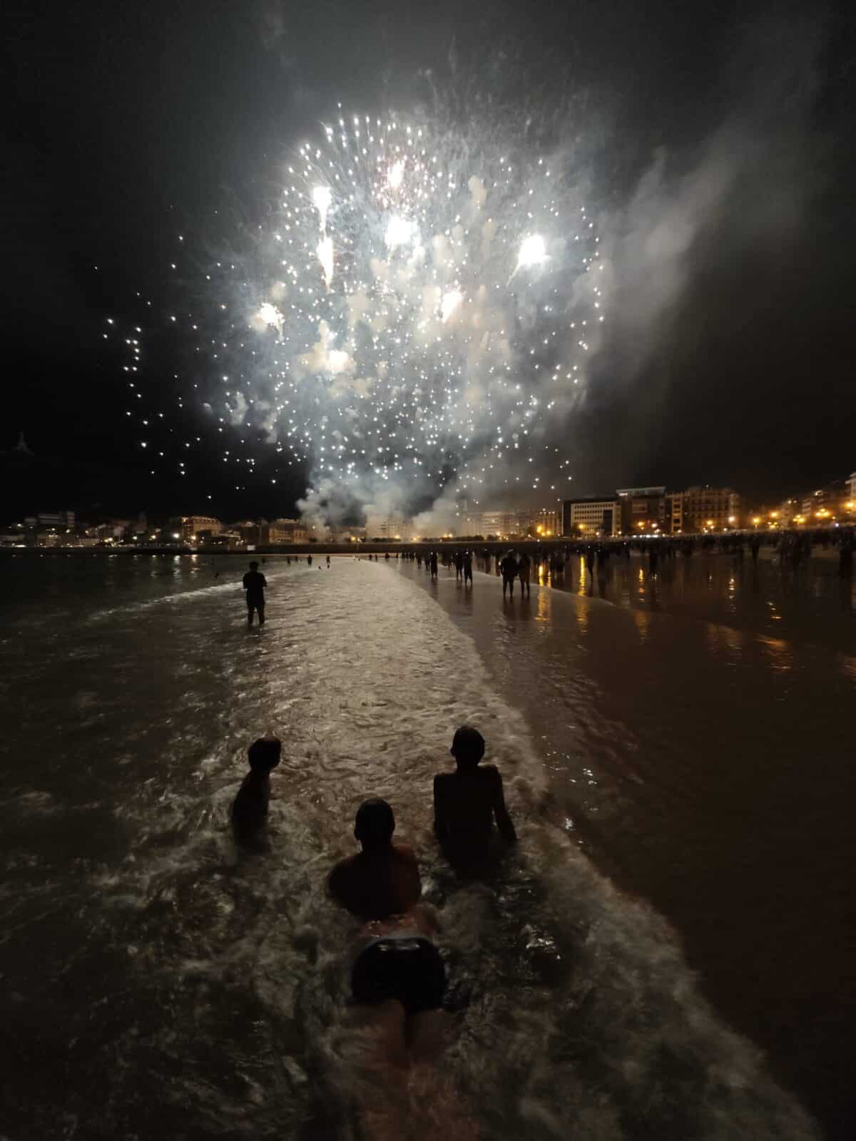 WhatsApp Image 2026 08 16 at 00.18.02 (Fotos) Donostia despide la Aste Nagusia entre música y fuegos artificiales