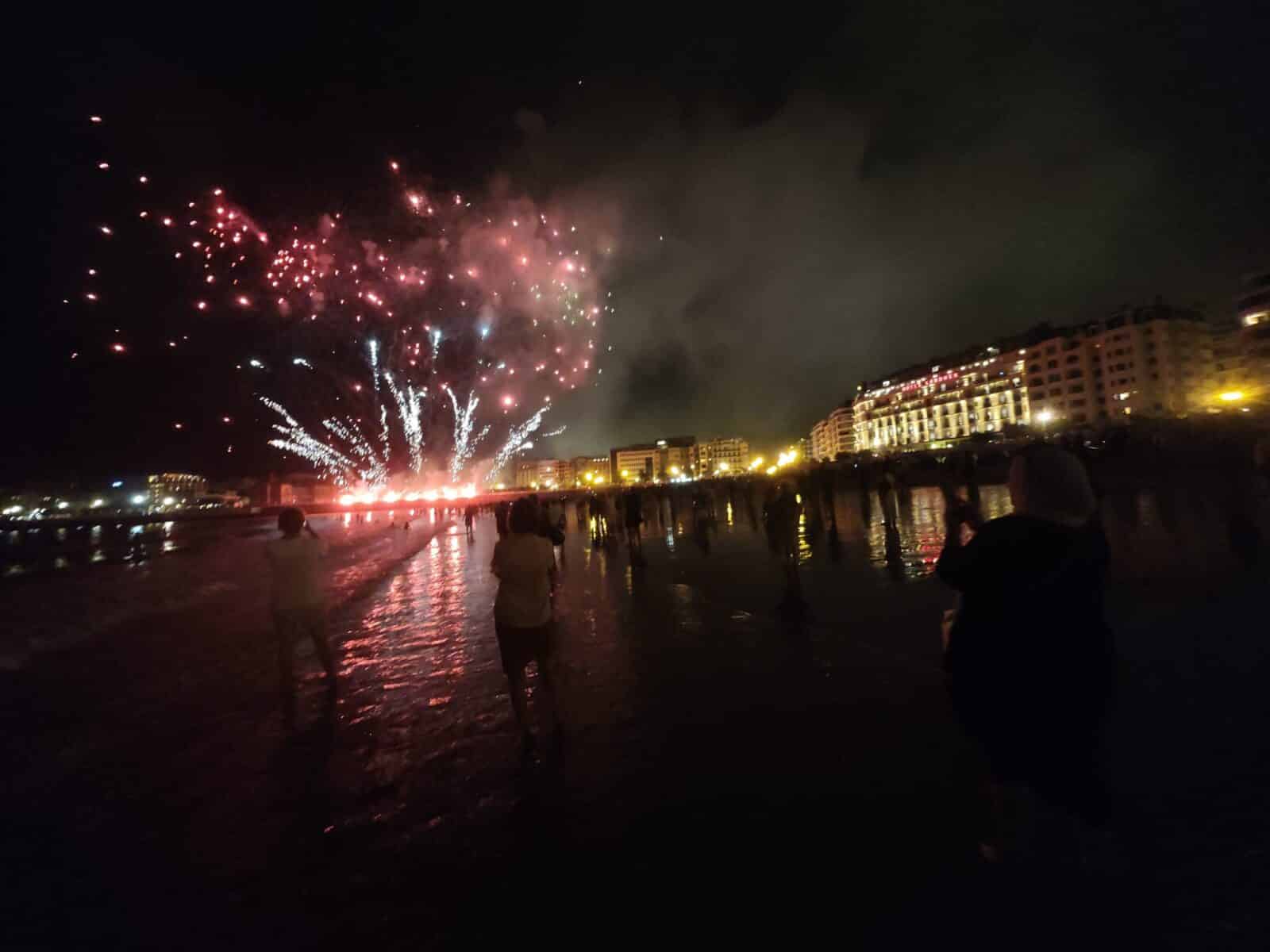 WhatsApp Image 2026 08 16 at 00.18.39 (Fotos) Donostia despide la Aste Nagusia entre música y fuegos artificiales