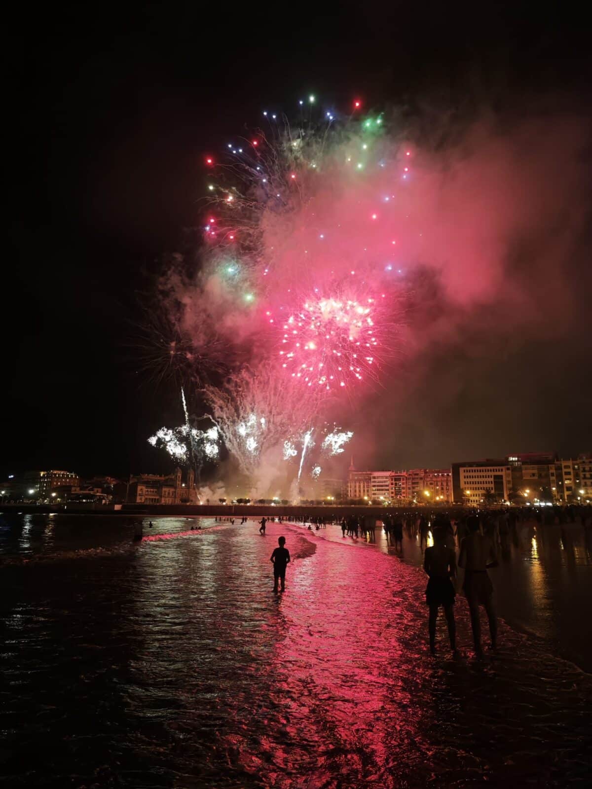 WhatsApp Image 2026 08 16 at 00.19.05 (Fotos) Donostia despide la Aste Nagusia entre música y fuegos artificiales