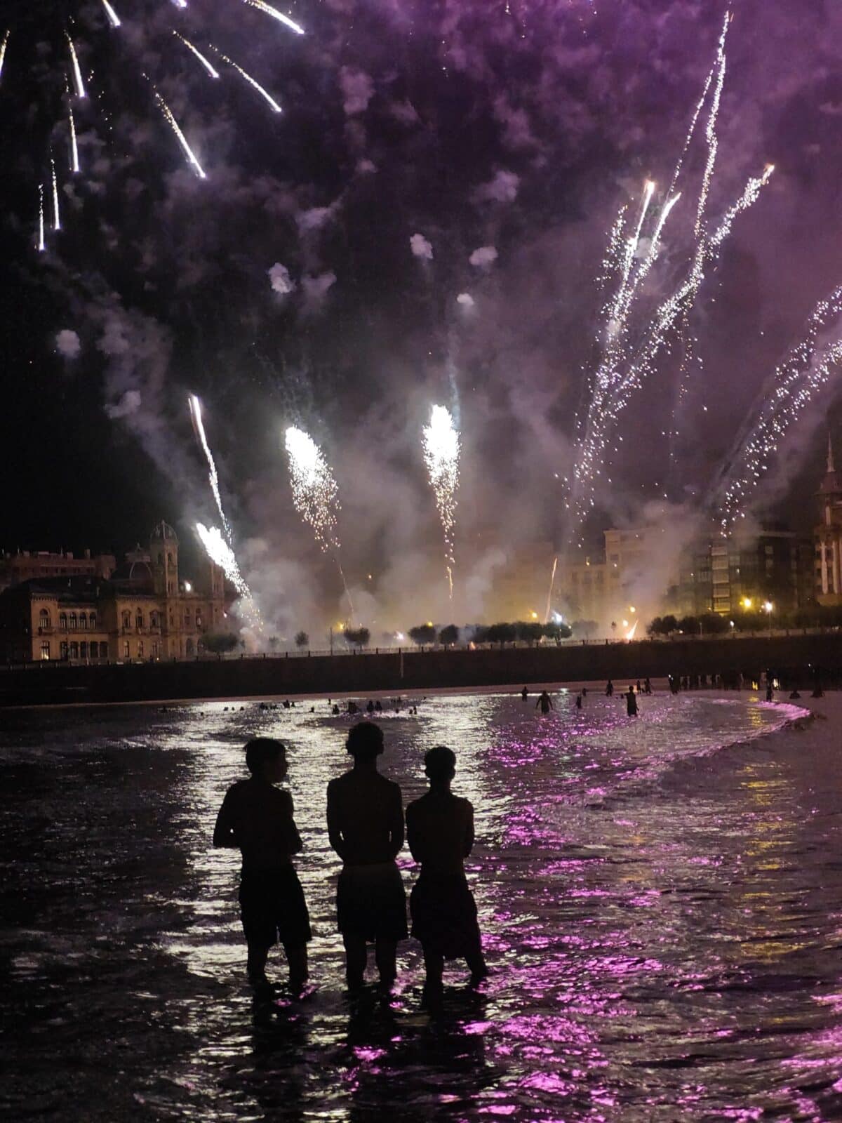 WhatsApp Image 2026 08 16 at 00.19.59 (Fotos) Donostia despide la Aste Nagusia entre música y fuegos artificiales