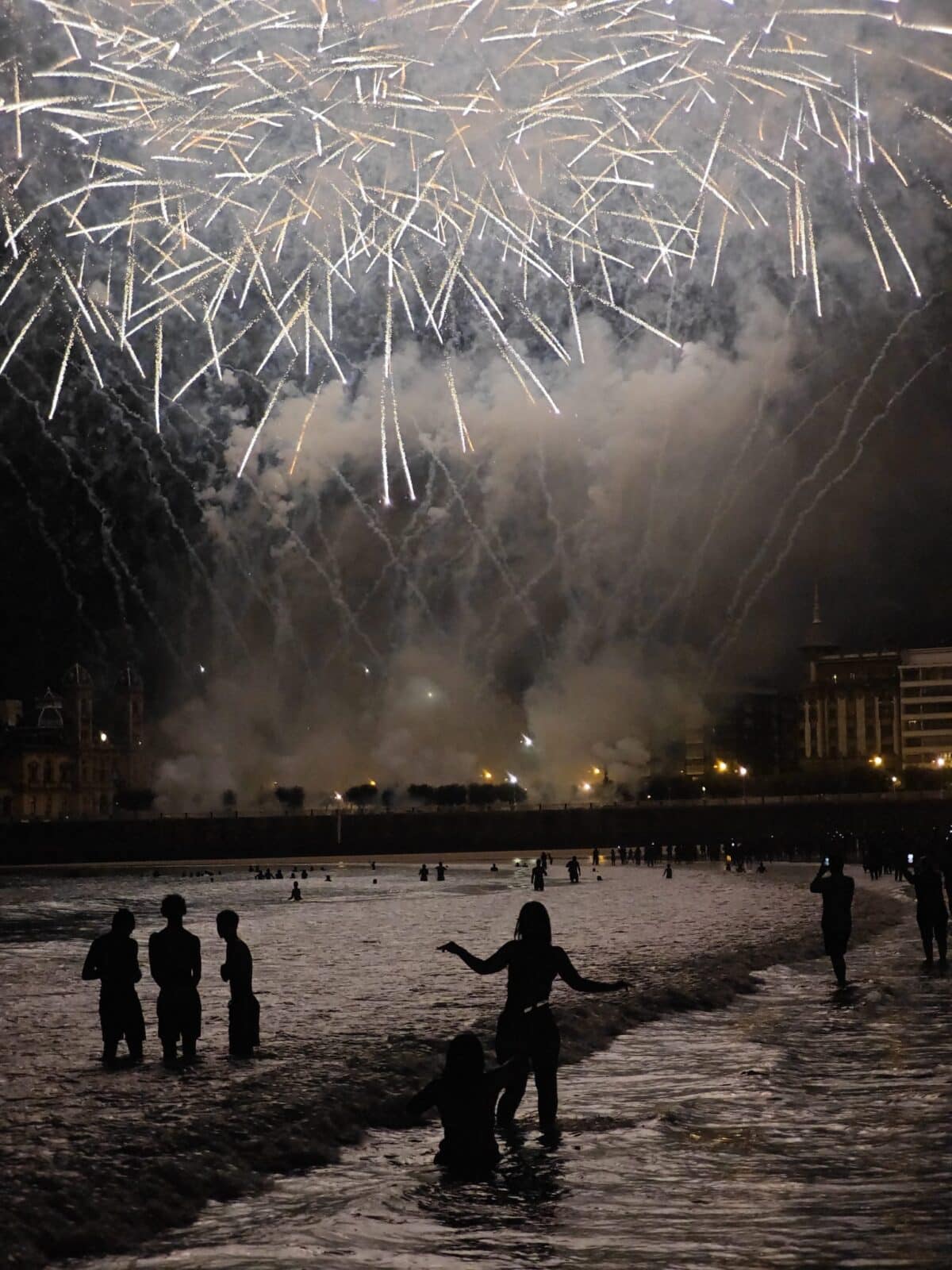 WhatsApp Image 2026 08 16 at 00.20.21 (Fotos) Donostia despide la Aste Nagusia entre música y fuegos artificiales