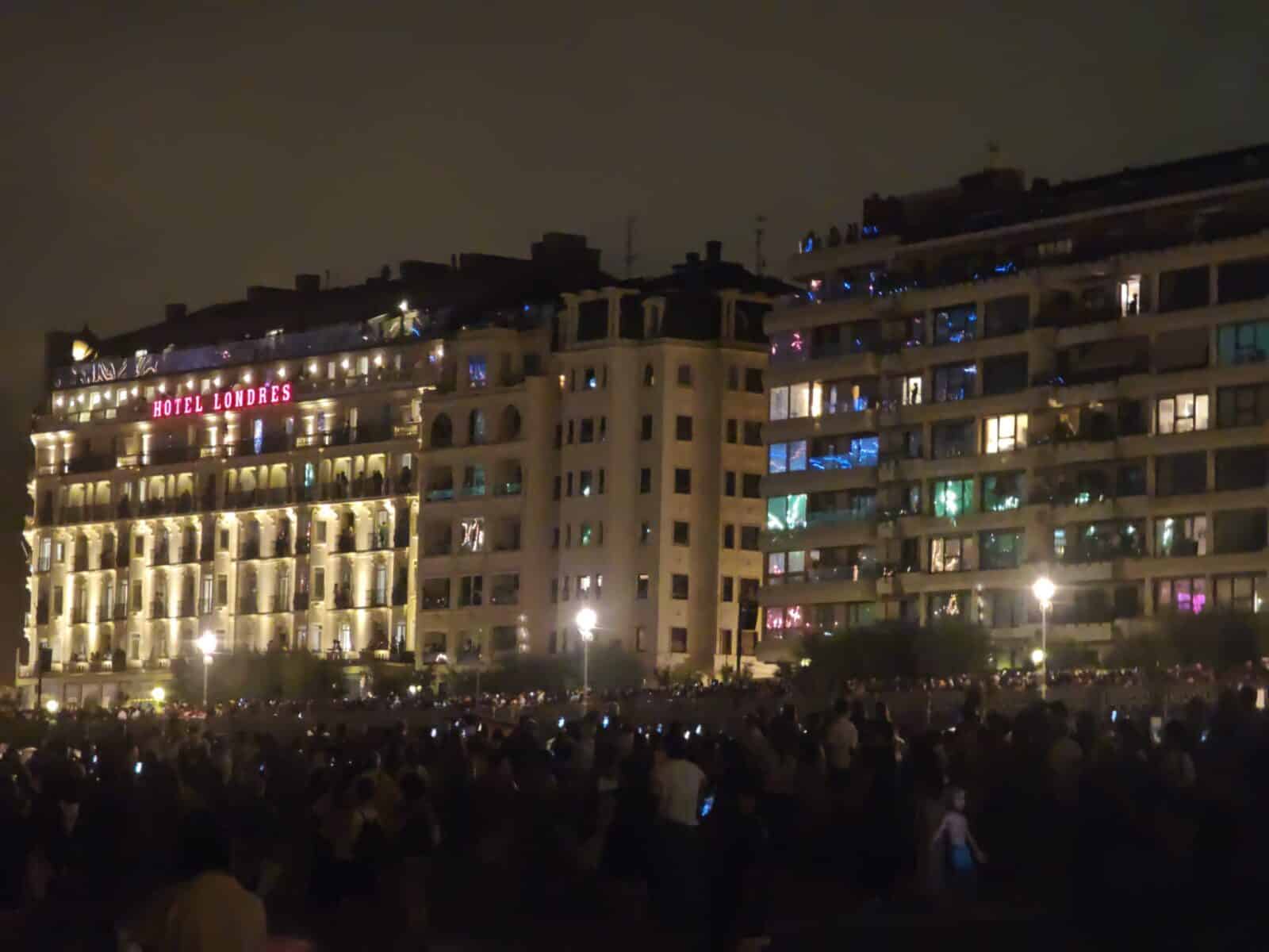 WhatsApp Image 2026 08 16 at 00.20.59 (Fotos) Donostia despide la Aste Nagusia entre música y fuegos artificiales