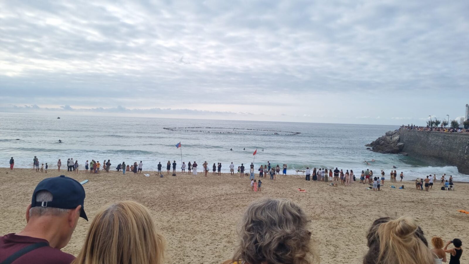 WhatsApp Image 2026-08-16 at 19.13.58 WhatsApp Image 2026 08 16 at 19.13.58 Cerca de 200 surfistas forman un enorme círculo en aguas de la Zurriola