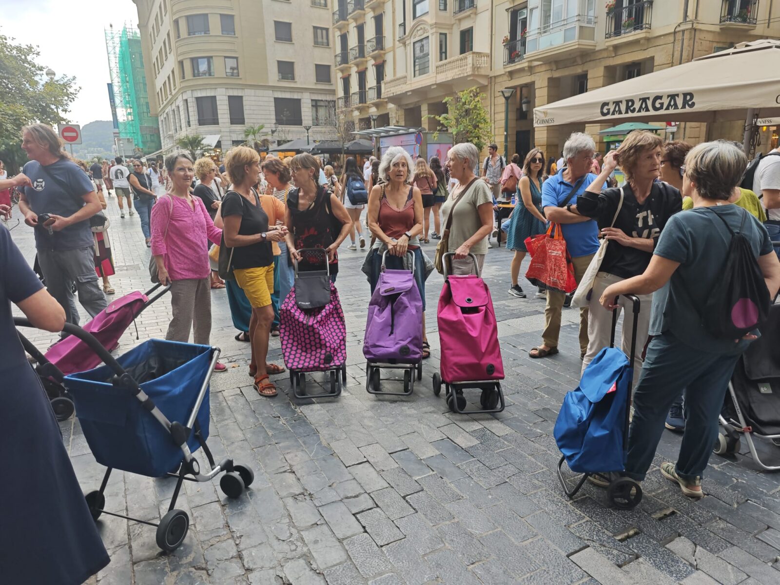 WhatsApp Image 2026 08 27 at 19.28.30 Cientos de donostiarras enarbolan sus carros para reivindicar el derecho a dar comida a las personas sin hogar