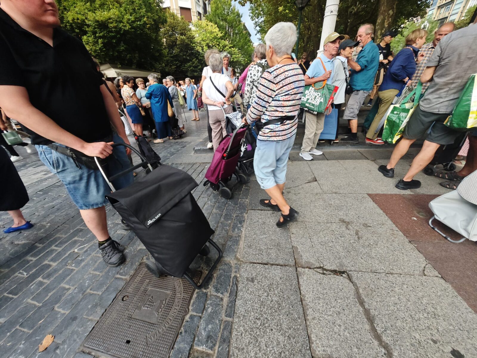 WhatsApp Image 2026 08 27 at 19.29.09 Cientos de donostiarras enarbolan sus carros para reivindicar el derecho a dar comida a las personas sin hogar