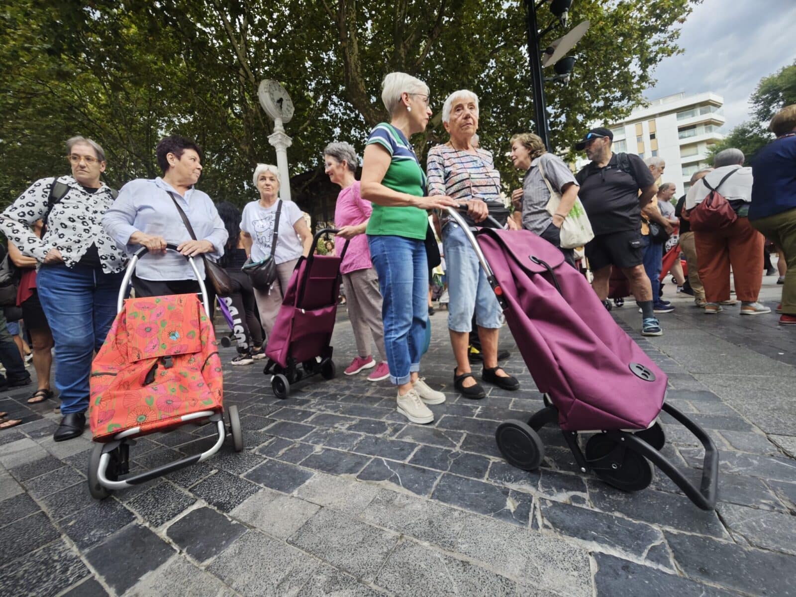 WhatsApp Image 2026 08 27 at 19.33.23 Cientos de donostiarras enarbolan sus carros para reivindicar el derecho a dar comida a las personas sin hogar