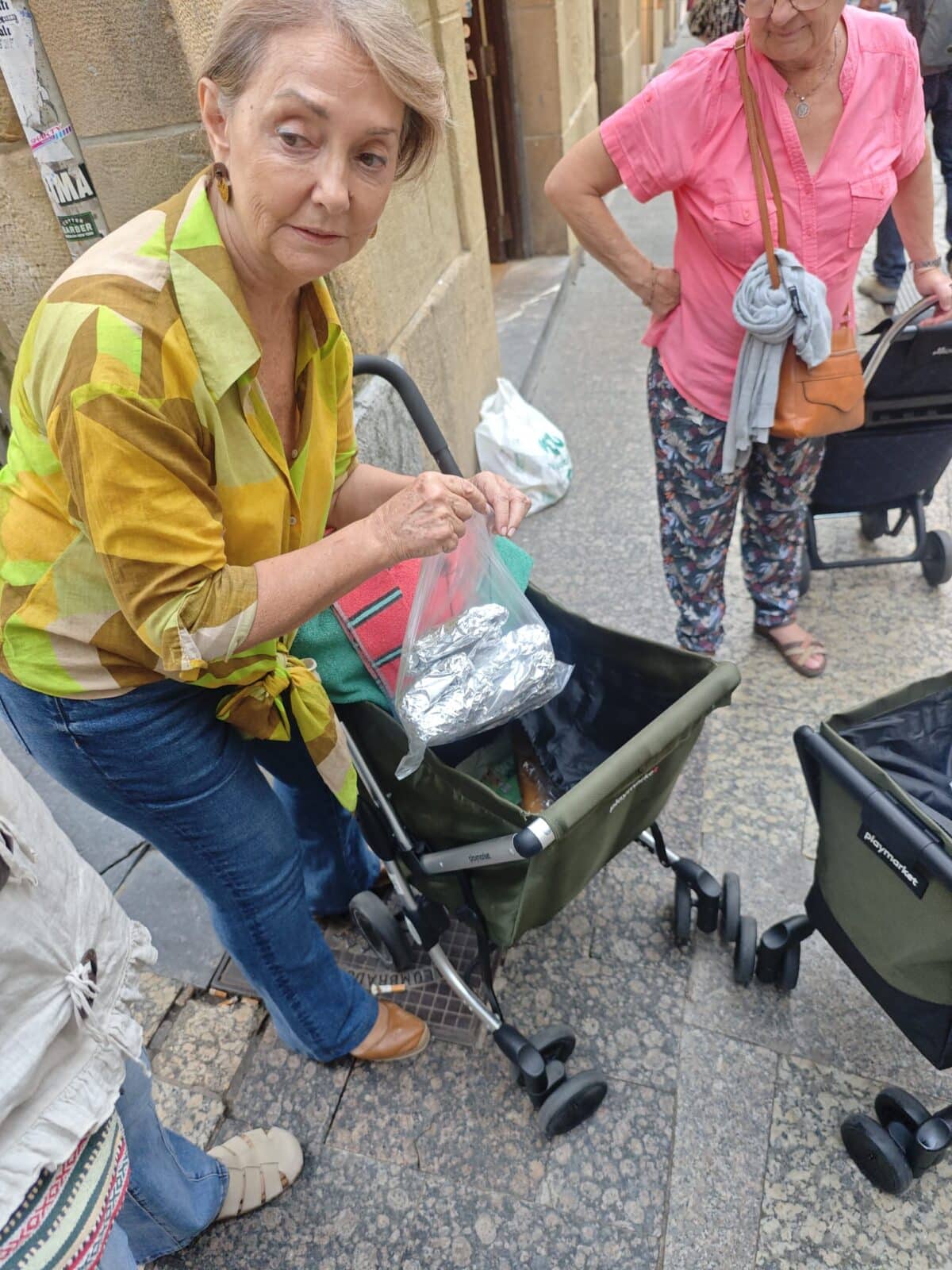 WhatsApp Image 2026 08 27 at 19.51.51 Cientos de donostiarras enarbolan sus carros para reivindicar el derecho a dar comida a las personas sin hogar