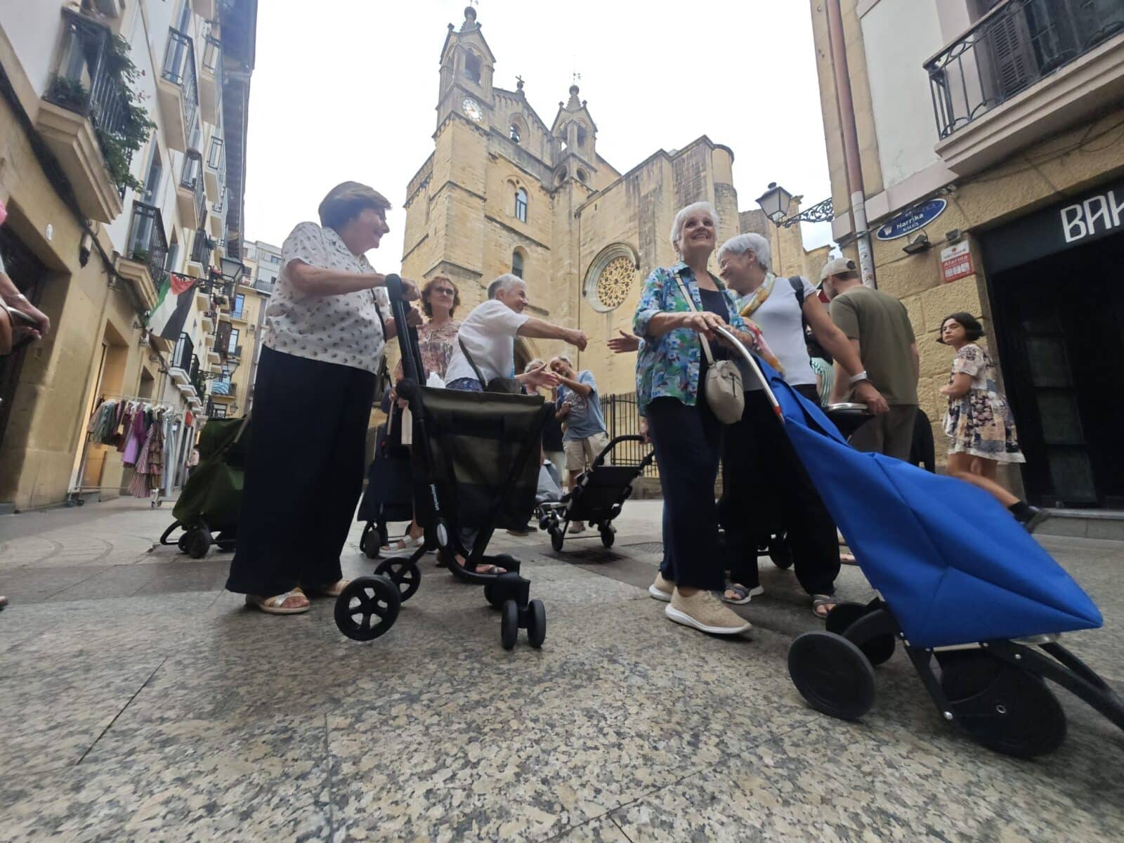 WhatsApp Image 2026 08 27 at 19.53.26 Cientos de donostiarras enarbolan sus carros para reivindicar el derecho a dar comida a las personas sin hogar
