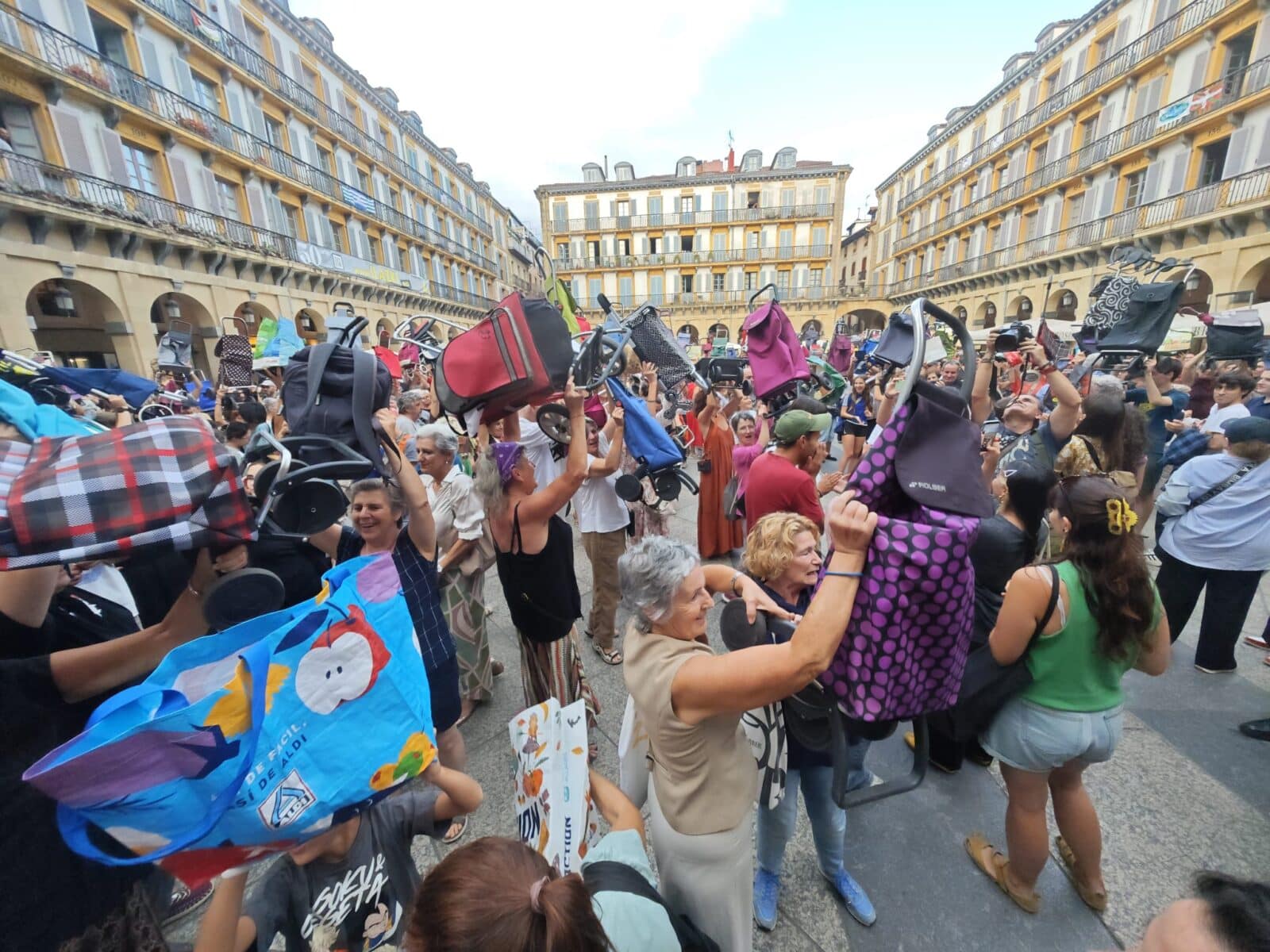 WhatsApp Image 2026 08 27 at 20.16.40 Cientos de donostiarras enarbolan sus carros para reivindicar el derecho a dar comida a las personas sin hogar