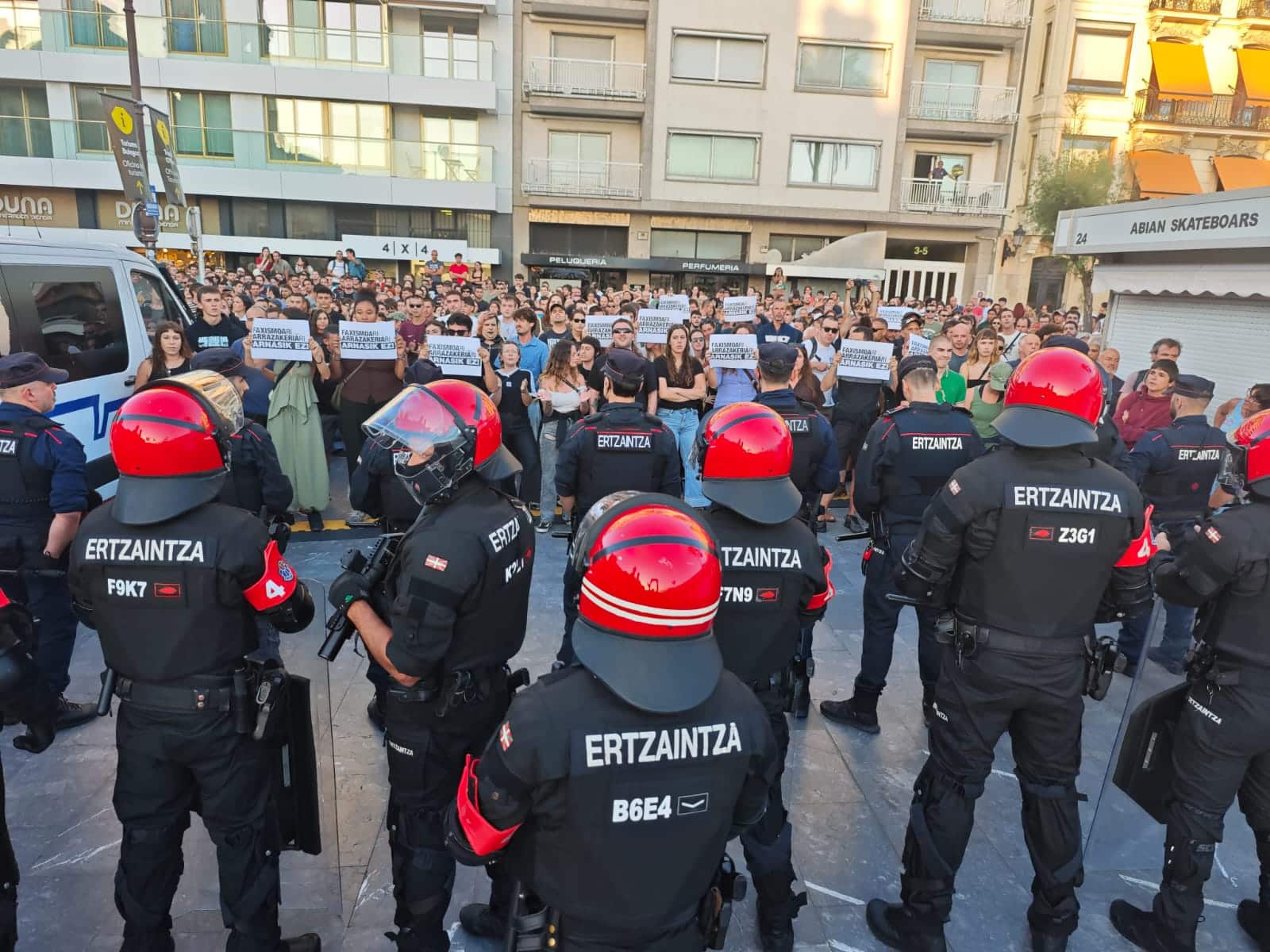 WhatsApp Image 2026 09 02 at 20.08.20 Fuerte despliegue de la Ertzaintza en Donostia para separar dos concentraciones por la crisis de Ceuta